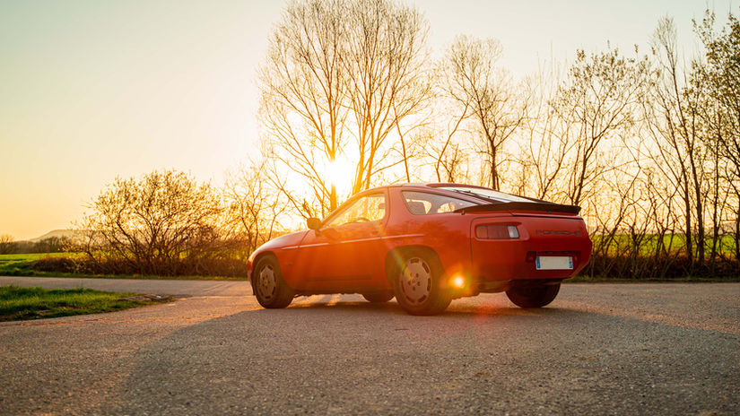 PORSCHE 928 l L'ART EST AUX STANDS